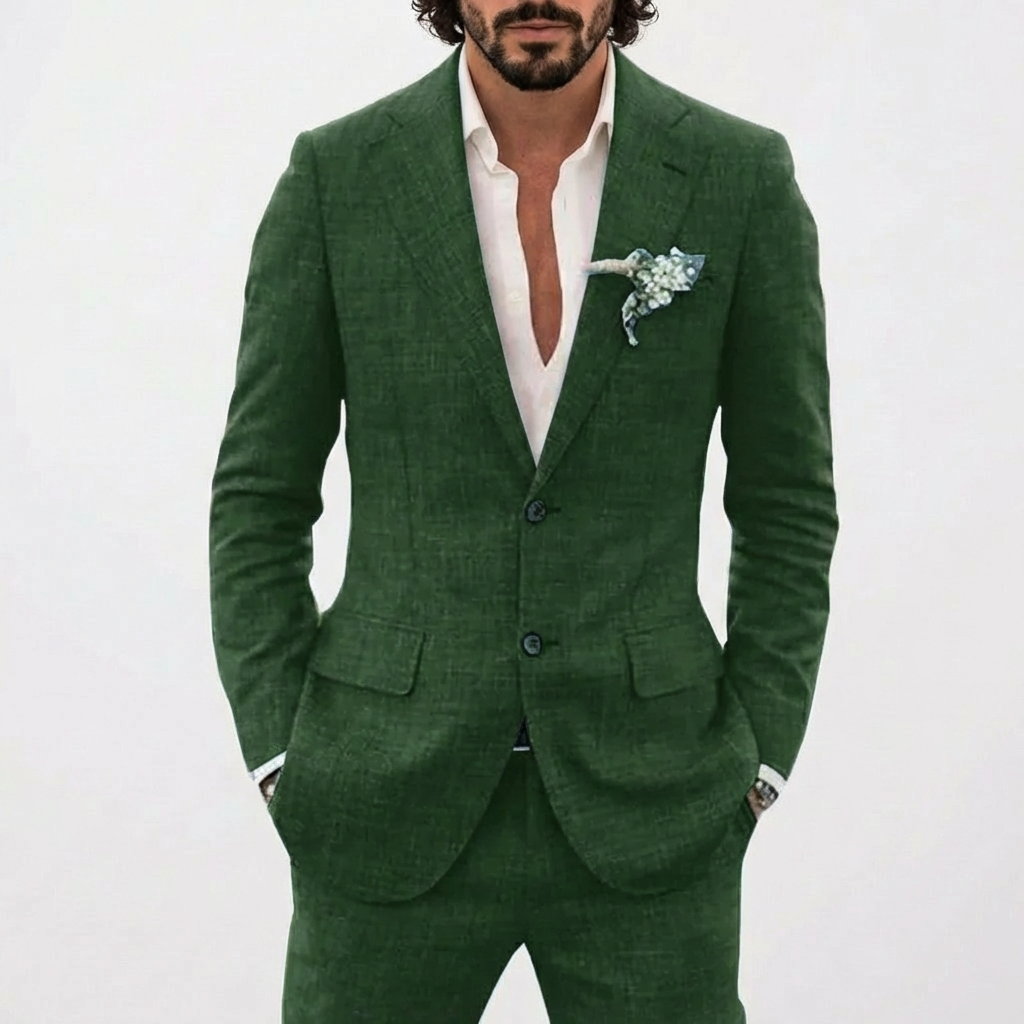 https://cdn.shopify.com/s/files/1/0972/9848/1492/files/Lucas-Traje-De-Novio-Hombre-Con-Corte-Relajado-Y-Solapa-Clasica-Veraniego-11.png?v=1769426714
