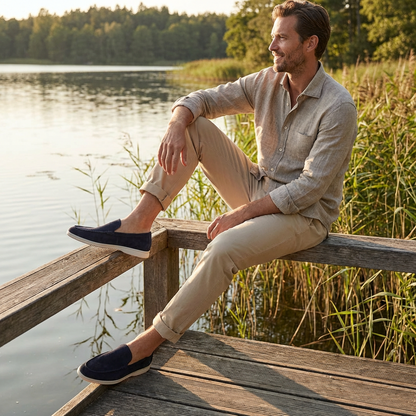 https://cdn.shopify.com/s/files/1/0972/9848/1492/files/Alejandro-Mocasines-Hombre-Con-Costuras-Vistas-Y-Suela-Contraste-Casual-2.png?v=1769426377