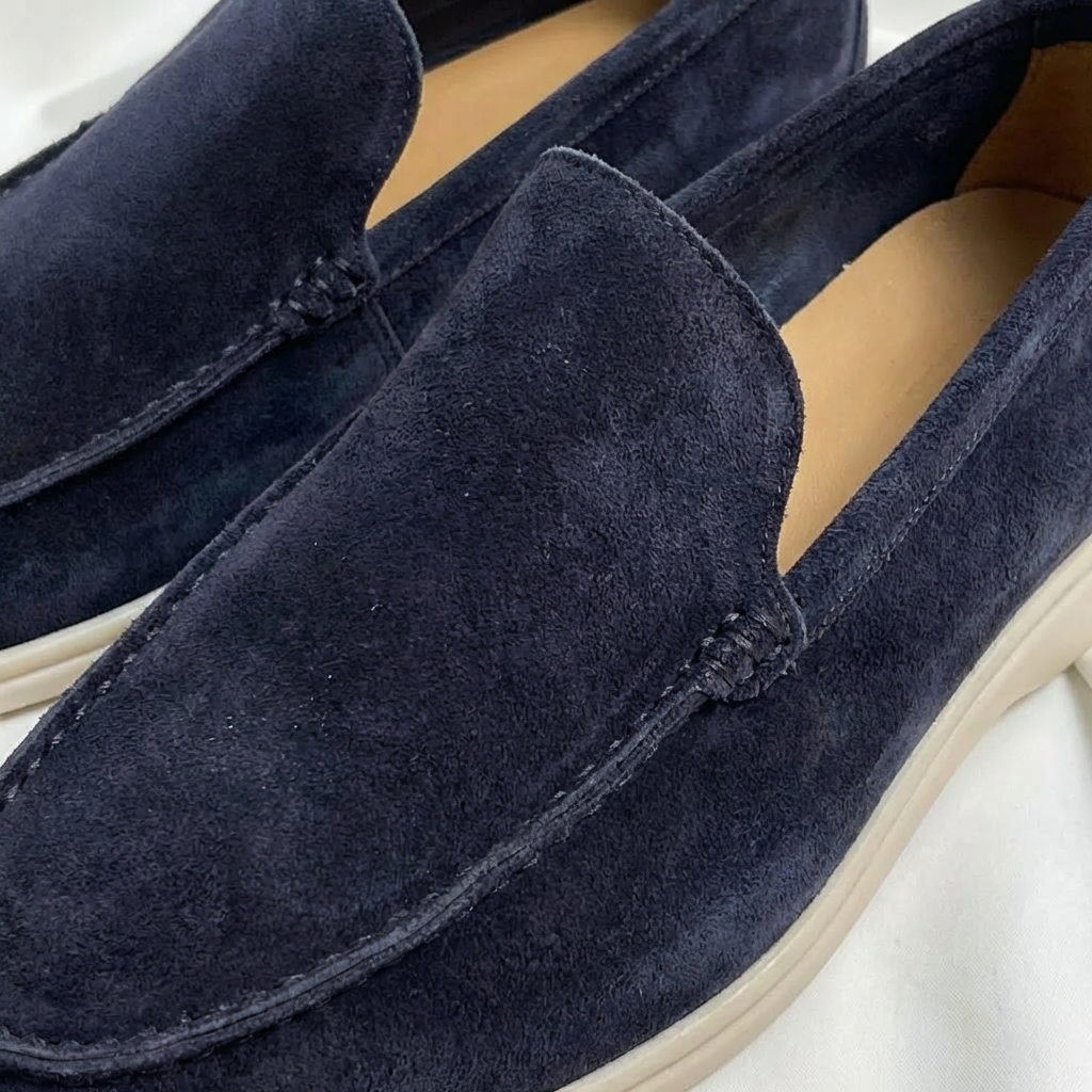 https://cdn.shopify.com/s/files/1/0972/9848/1492/files/Alejandro-Mocasines-Hombre-Con-Costuras-Vistas-Y-Suela-Contraste-Casual-3.png?v=1769426381