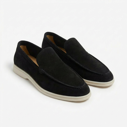 https://cdn.shopify.com/s/files/1/0972/9848/1492/files/Alejandro-Mocasines-Hombre-Con-Costuras-Vistas-Y-Suela-Contraste-Casual-4.png?v=1769426386