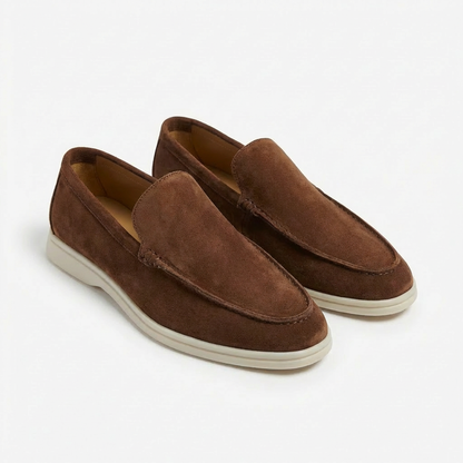 https://cdn.shopify.com/s/files/1/0972/9848/1492/files/Alejandro-Mocasines-Hombre-Con-Costuras-Vistas-Y-Suela-Contraste-Casual-5.png?v=1769426391