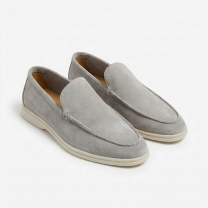 https://cdn.shopify.com/s/files/1/0972/9848/1492/files/Alejandro-Mocasines-Hombre-Con-Costuras-Vistas-Y-Suela-Contraste-Casual-6.png?v=1769426396