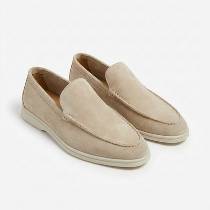https://cdn.shopify.com/s/files/1/0972/9848/1492/files/Alejandro-Mocasines-Hombre-Con-Costuras-Vistas-Y-Suela-Contraste-Casual-7.png?v=1769426402