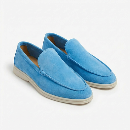 https://cdn.shopify.com/s/files/1/0972/9848/1492/files/Alejandro-Mocasines-Hombre-Con-Costuras-Vistas-Y-Suela-Contraste-Casual-9.png?v=1769426411
