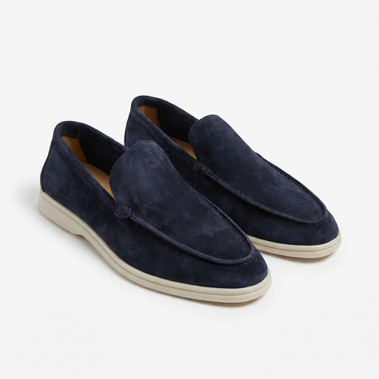 https://cdn.shopify.com/s/files/1/0972/9848/1492/files/Alejandro-Mocasines-Hombre-Con-Costuras-Vistas-Y-Suela-Contraste-Casual.png?v=1769426373