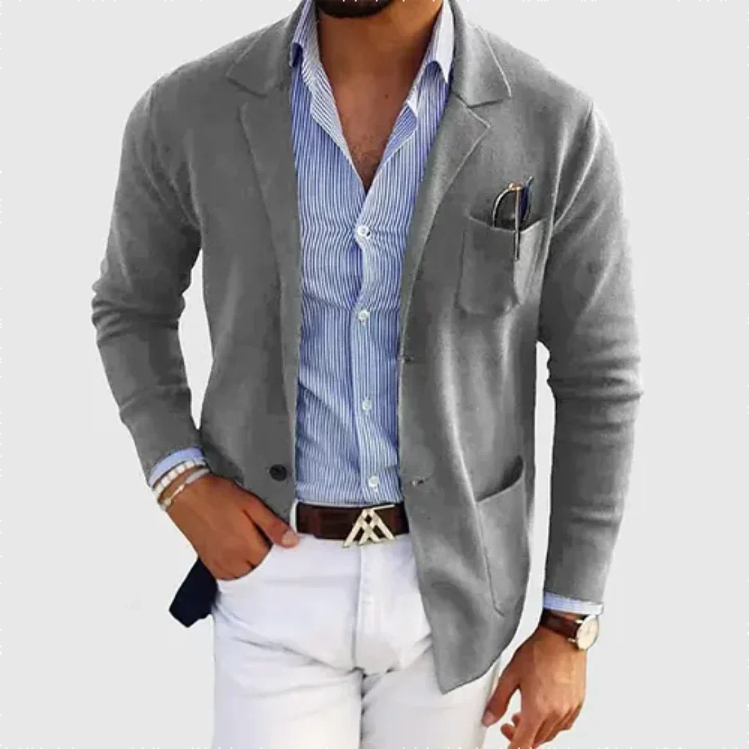 https://cdn.shopify.com/s/files/1/0785/0799/9567/files/Blazer-Herren-Lockere-Passform-entspannter-Komfort-4.png?v=1773445381