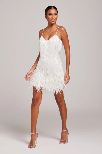 Vestido corto de cóctel mujer con detalles de plumas, estilo sofisticado