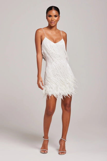 Vestido corto de cóctel mujer con detalles de plumas, estilo sofisticado