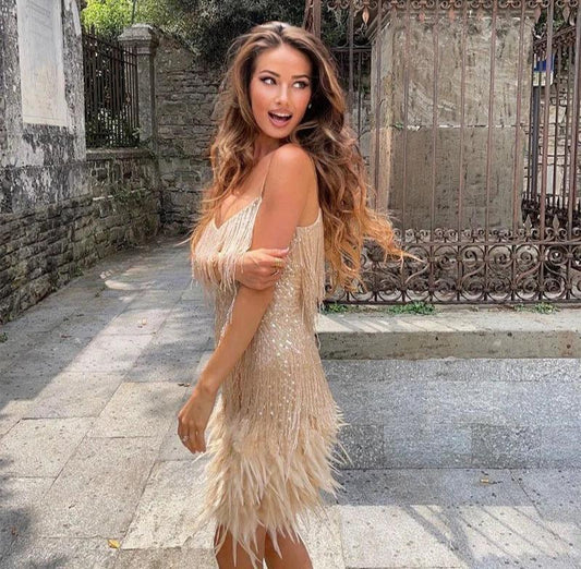 Vestido corto de cóctel mujer con detalles de plumas, estilo sofisticado