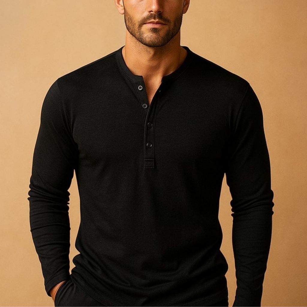 https://cdn.shopify.com/s/files/1/0815/6859/6292/files/Henleytopp_i_bomullsblandning__slim_fit__herr_1.jpg?v=1768228240