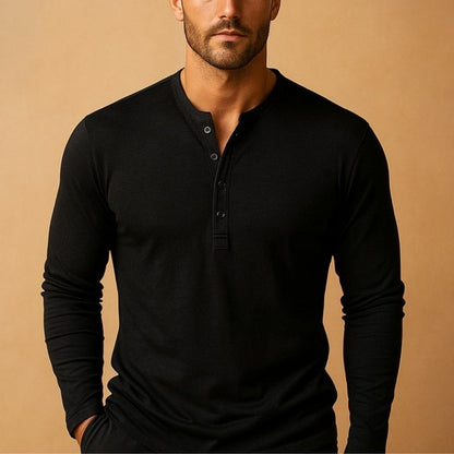 https://cdn.shopify.com/s/files/1/0815/6859/6292/files/Henleytopp_i_bomullsblandning__slim_fit__herr_1.jpg?v=1768228240