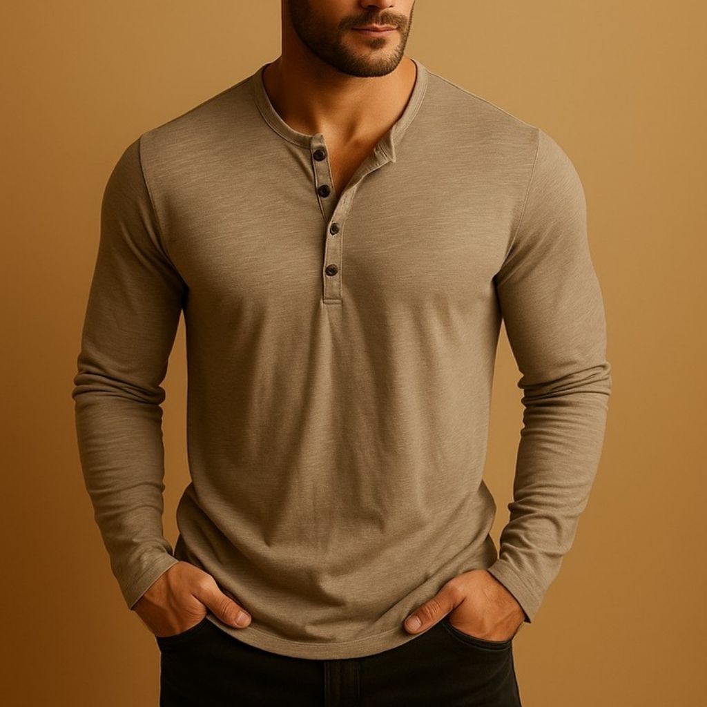 https://cdn.shopify.com/s/files/1/0815/6859/6292/files/Henleytopp_i_bomullsblandning__slim_fit__herr_3.jpg?v=1768228240