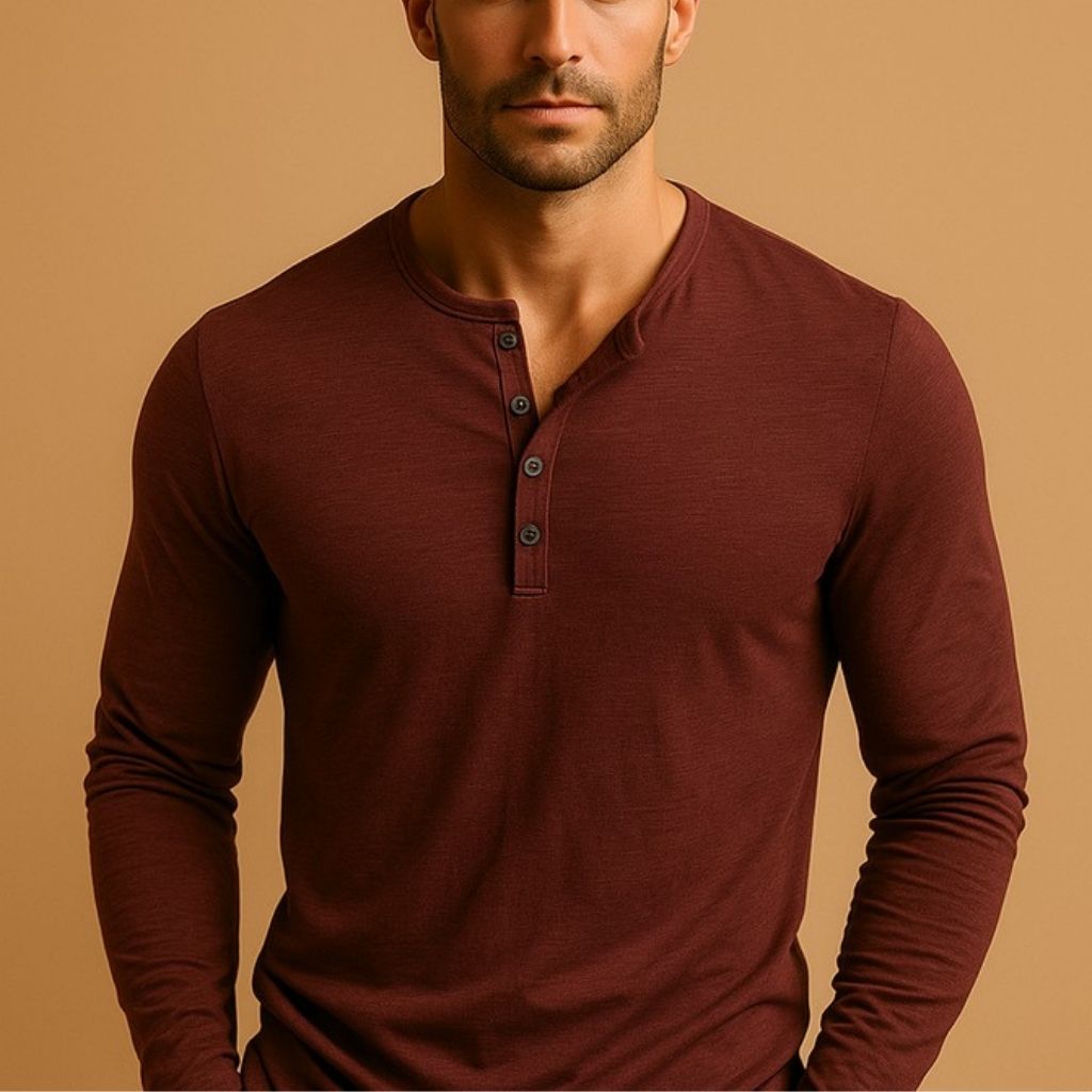 https://cdn.shopify.com/s/files/1/0815/6859/6292/files/Henleytopp_i_bomullsblandning__slim_fit__herr_4.jpg?v=1768228240