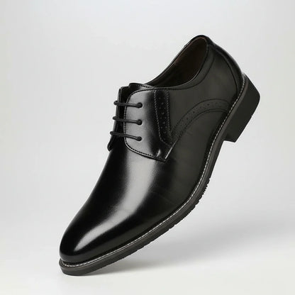 https://cdn.shopify.com/s/files/1/0972/9848/1492/files/Hugo-Hombre-Zapatos-Derby-Con-Puntera-Lisa-Y-Costuras-Contrastantes-Formal.webp?v=1768664573
