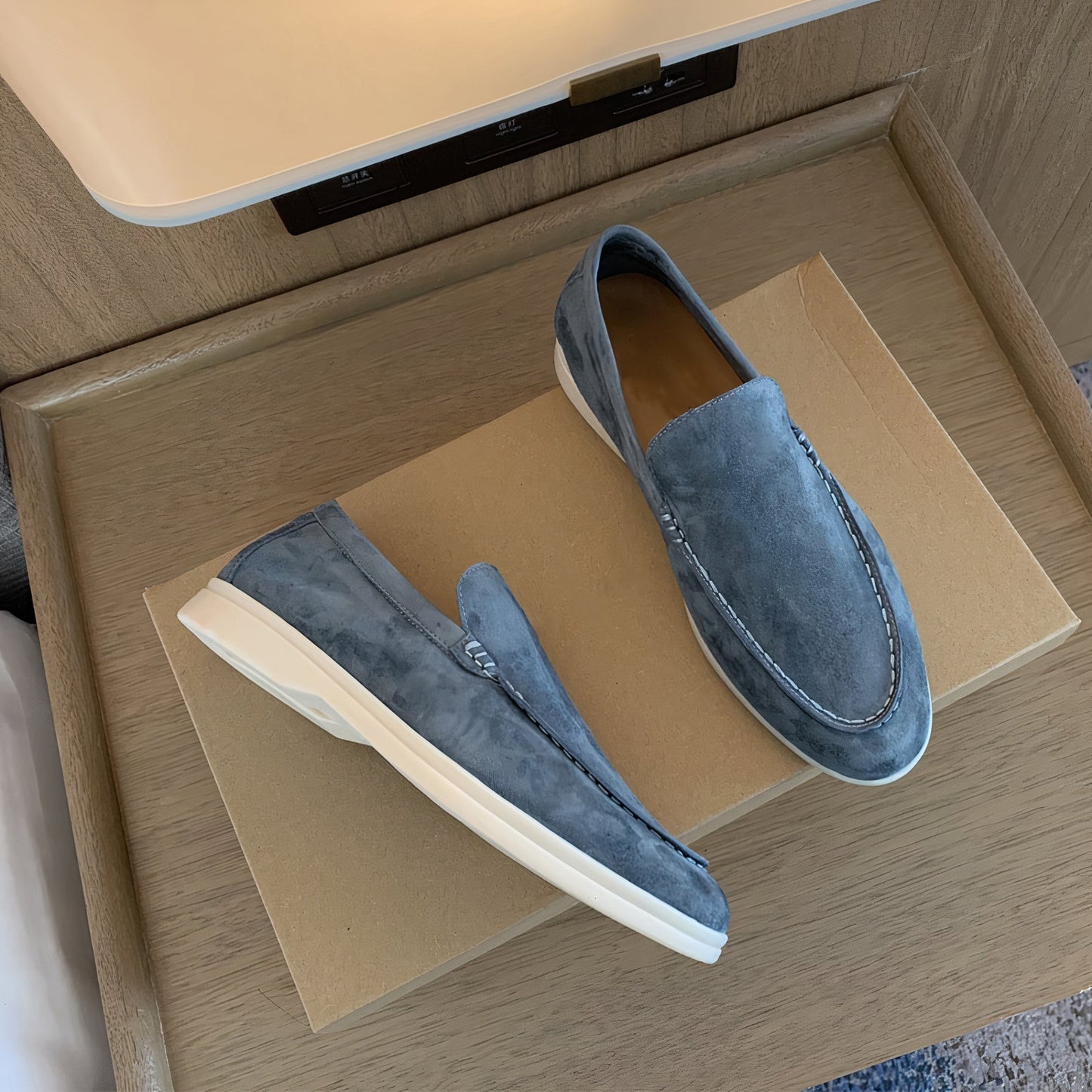 https://cdn.shopify.com/s/files/1/0934/5073/1849/files/JACHTBLAUWLOAFER_66fd7e1c-22ad-4a6f-8a80-a9ceb0547f5f.jpg?v=1748883408