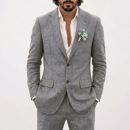 https://cdn.shopify.com/s/files/1/0966/5295/1890/files/Lucas-Traje-De-Novio-Hombre-Con-Corte-Relajado-Y-Solapa-Clasica-Veraniego-10.png?v=1771599525
