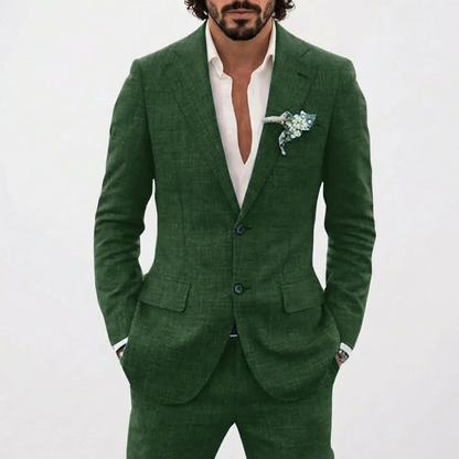 https://cdn.shopify.com/s/files/1/0972/9848/1492/files/Lucas-Traje-De-Novio-Hombre-Con-Corte-Relajado-Y-Solapa-Clasica-Veraniego-11.png?v=1769426714