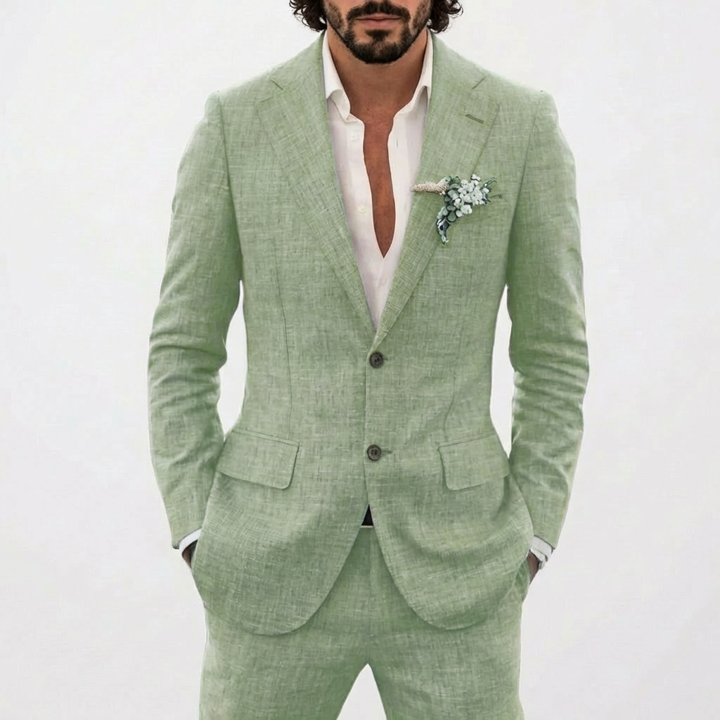 https://cdn.shopify.com/s/files/1/0972/9848/1492/files/Lucas-Traje-De-Novio-Hombre-Con-Corte-Relajado-Y-Solapa-Clasica-Veraniego-4.png?v=1769426680