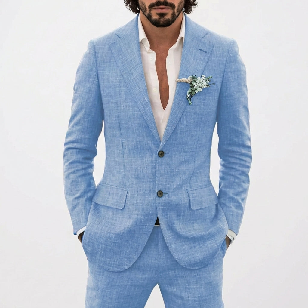 https://cdn.shopify.com/s/files/1/0966/5295/1890/files/Lucas-Traje-De-Novio-Hombre-Con-Corte-Relajado-Y-Solapa-Clasica-Veraniego-5.jpg?v=1771599522