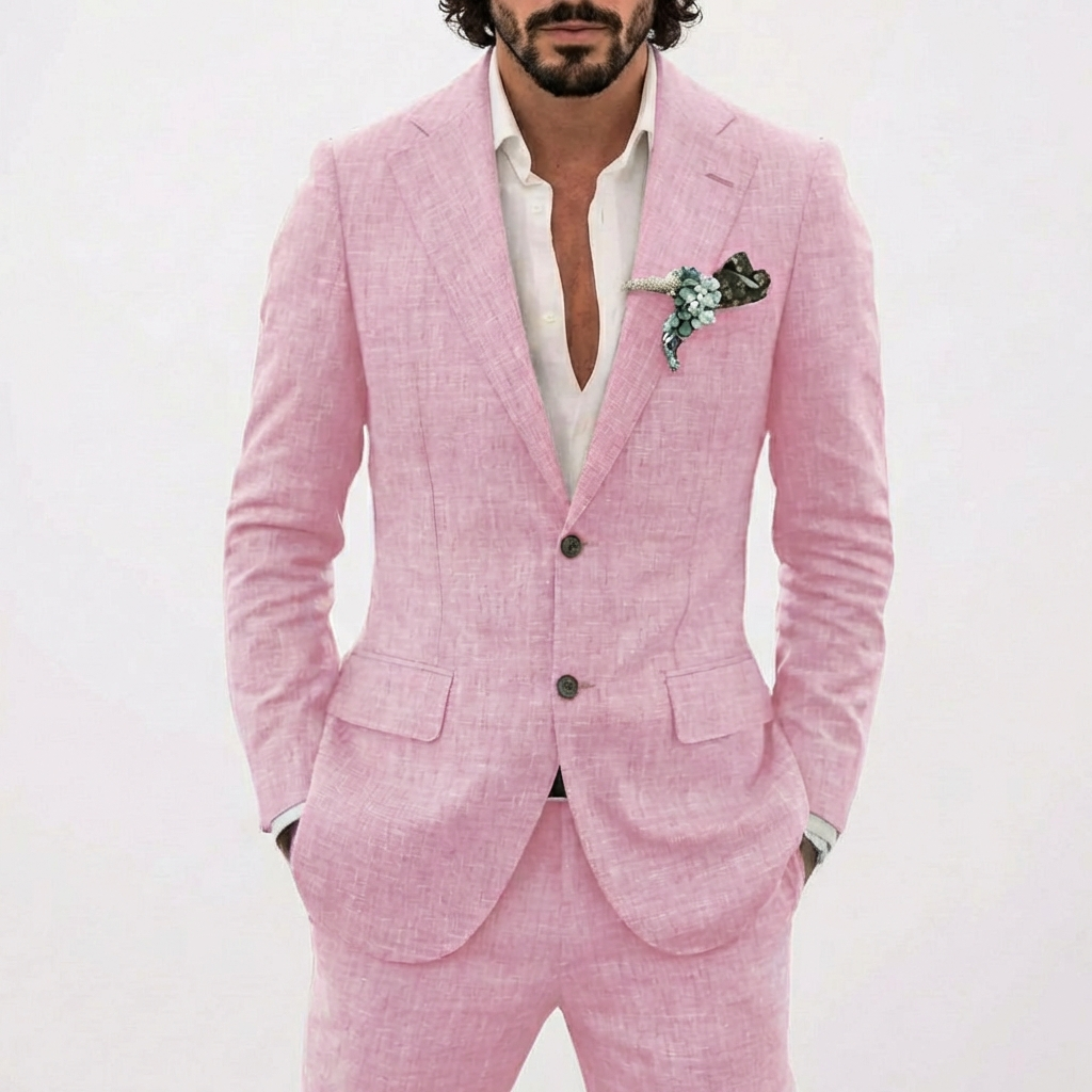 https://cdn.shopify.com/s/files/1/0966/5295/1890/files/Lucas-Traje-De-Novio-Hombre-Con-Corte-Relajado-Y-Solapa-Clasica-Veraniego-6.png?v=1771599523