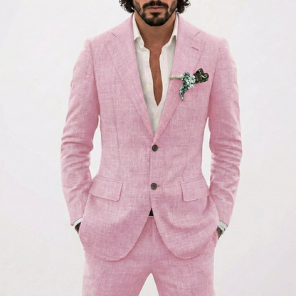 https://cdn.shopify.com/s/files/1/0966/5295/1890/files/Lucas-Traje-De-Novio-Hombre-Con-Corte-Relajado-Y-Solapa-Clasica-Veraniego-6.png?v=1771599523