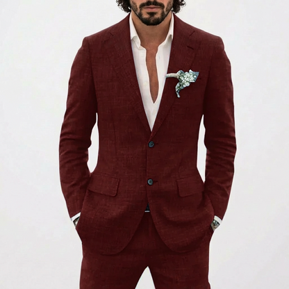 https://cdn.shopify.com/s/files/1/0972/9848/1492/files/Lucas-Traje-De-Novio-Hombre-Con-Corte-Relajado-Y-Solapa-Clasica-Veraniego-7.png?v=1769426693