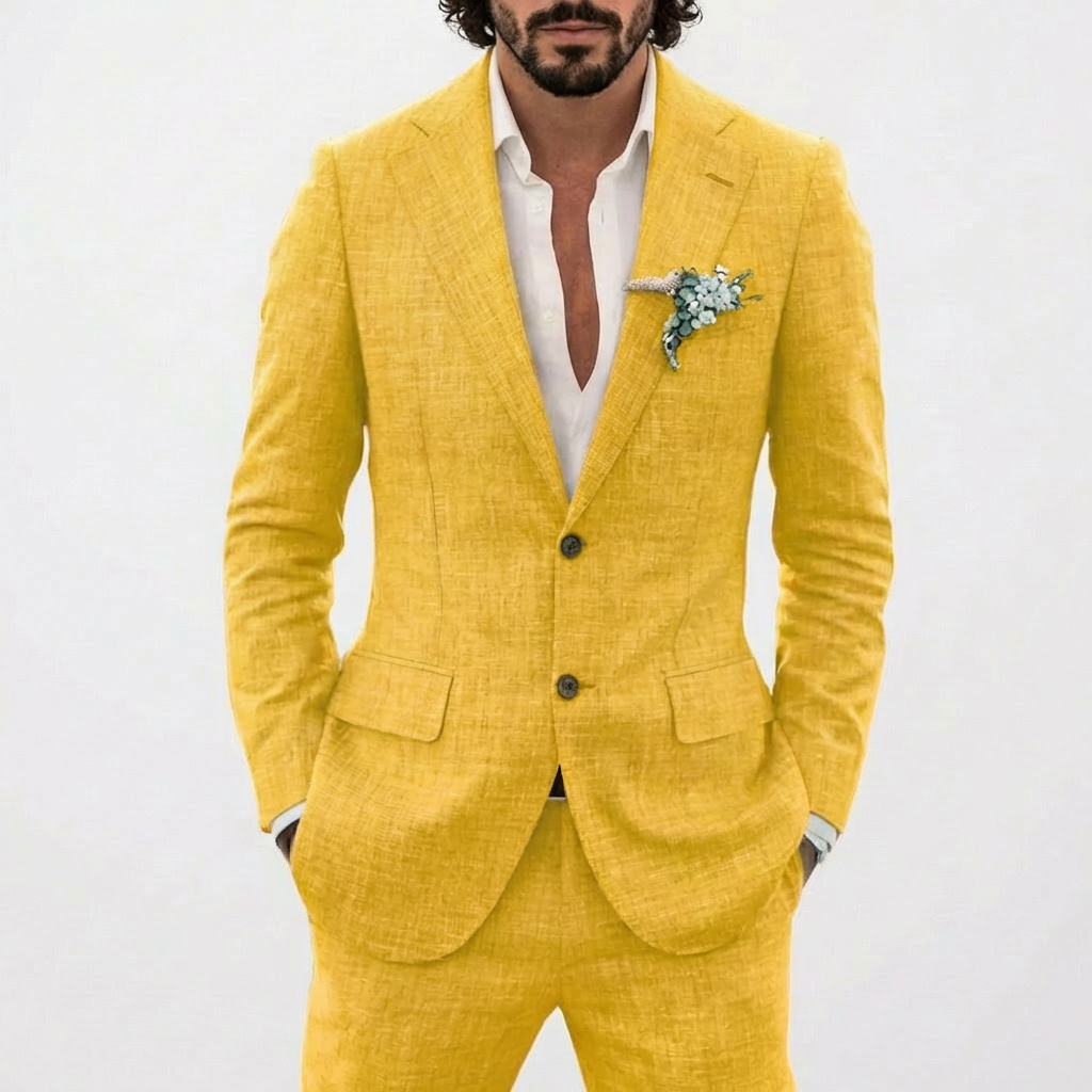 https://cdn.shopify.com/s/files/1/0966/5295/1890/files/Lucas-Traje-De-Novio-Hombre-Con-Corte-Relajado-Y-Solapa-Clasica-Veraniego-8.png?v=1771599525