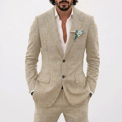 https://cdn.shopify.com/s/files/1/0966/5295/1890/files/Lucas-Traje-De-Novio-Hombre-Con-Corte-Relajado-Y-Solapa-Clasica-Veraniego-9.png?v=1771599524