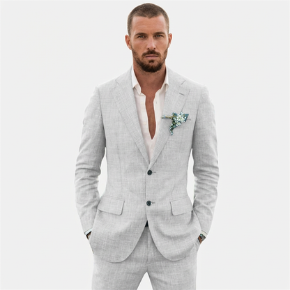 https://cdn.shopify.com/s/files/1/0972/9848/1492/files/Lucas-Traje-De-Novio-Hombre-Con-Corte-Relajado-Y-Solapa-Clasica-Veraniego.png?v=1769426664