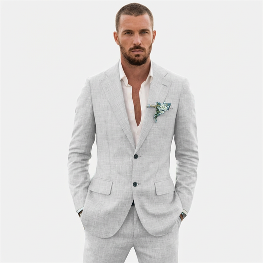 https://cdn.shopify.com/s/files/1/0972/9848/1492/files/Lucas-Traje-De-Novio-Hombre-Con-Corte-Relajado-Y-Solapa-Clasica-Veraniego.png?v=1769426664