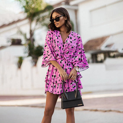 Lola | Vestido mini chic con escote en V y estampado floral