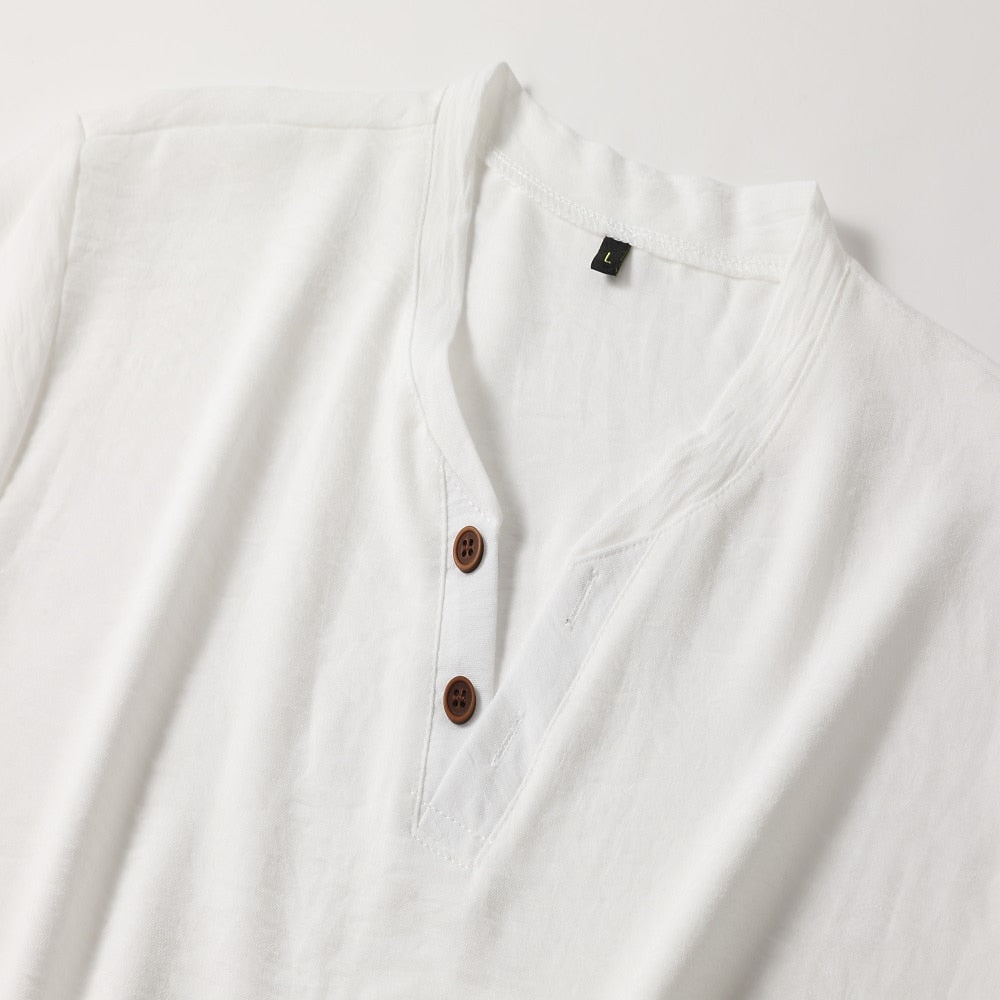 https://cdn.shopify.com/s/files/1/0785/0799/9567/files/T-Shirt-Herren-V-Ausschnitt-Henley-Knopfleiste-Souveraner-Look-5.jpg?v=1773446395