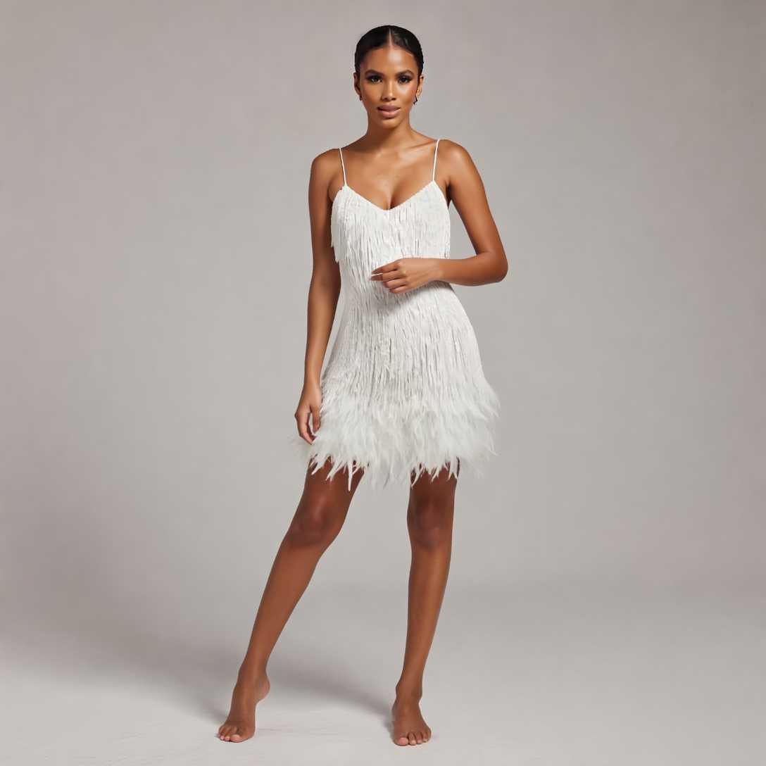 Vestido corto de cóctel mujer con detalles de plumas, estilo sofisticado