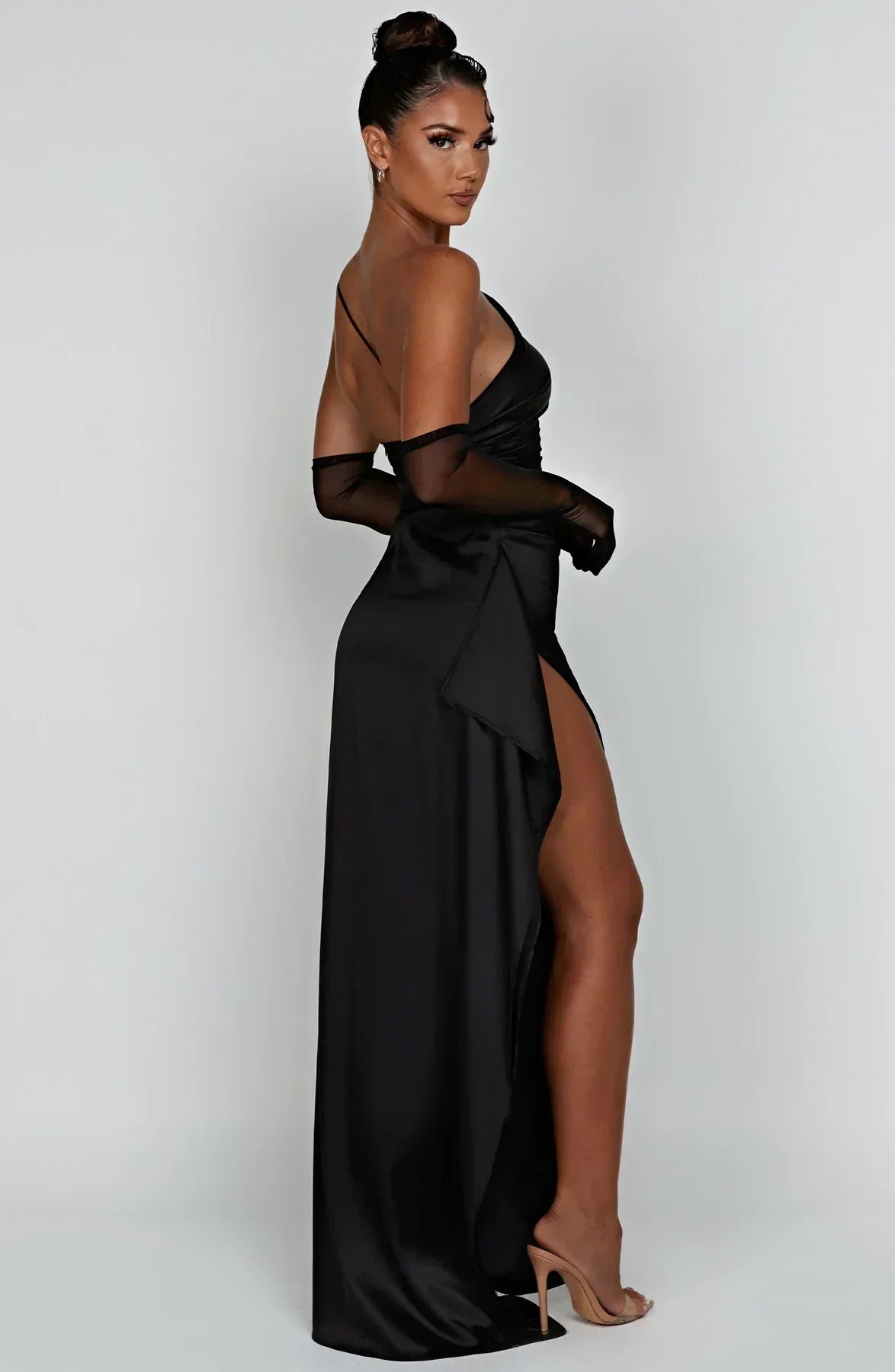 Estilo Seductor – Amora | Seductor vestido de satén partido con un hombro