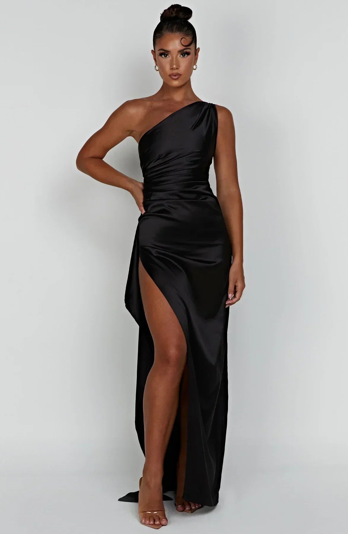 Estilo Seductor – Amora | Seductor vestido de satén partido con un hombro