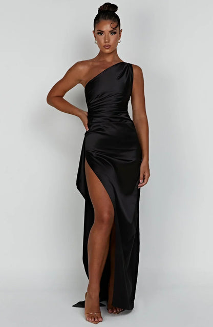 Estilo Seductor – Amora | Seductor vestido de satén partido con un hombro