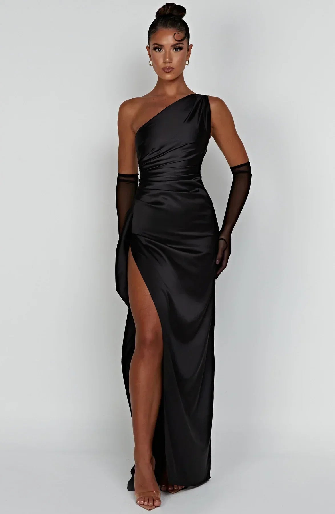 Estilo Seductor – Amora | Seductor vestido de satén partido con un hombro