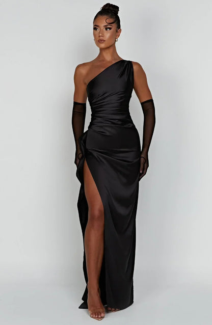 Estilo Seductor – Amora | Seductor vestido de satén partido con un hombro
