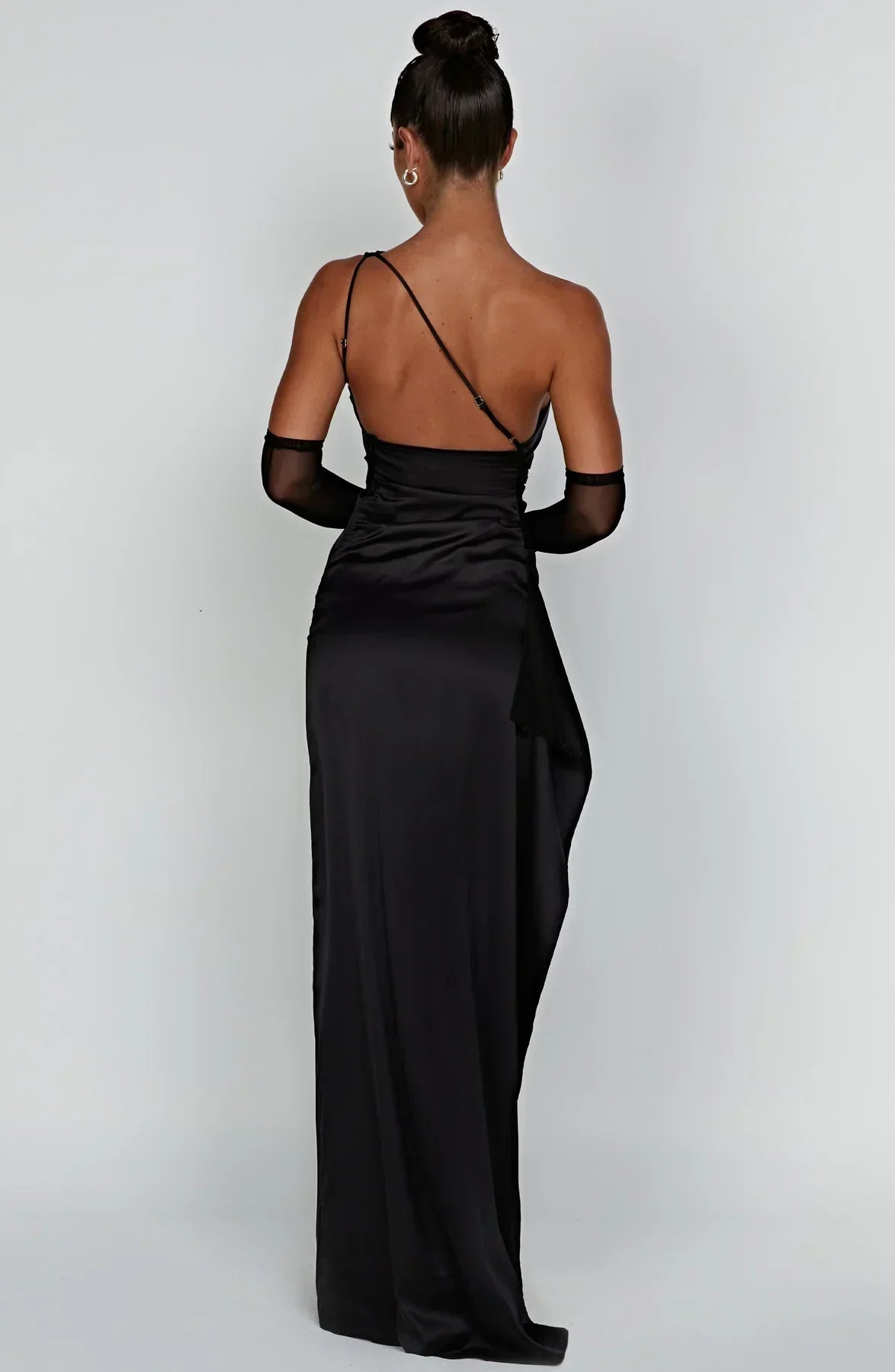 Estilo Seductor – Amora | Seductor vestido de satén partido con un hombro