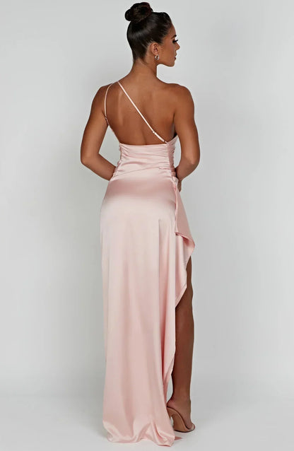 Estilo Seductor – Amora | Seductor vestido de satén partido con un hombro