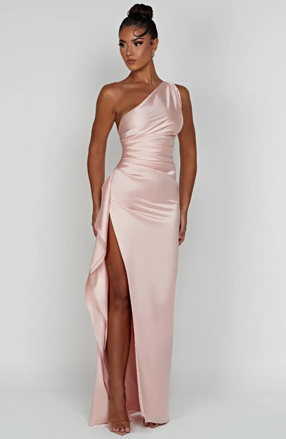 Estilo Seductor – Amora | Seductor vestido de satén partido con un hombro