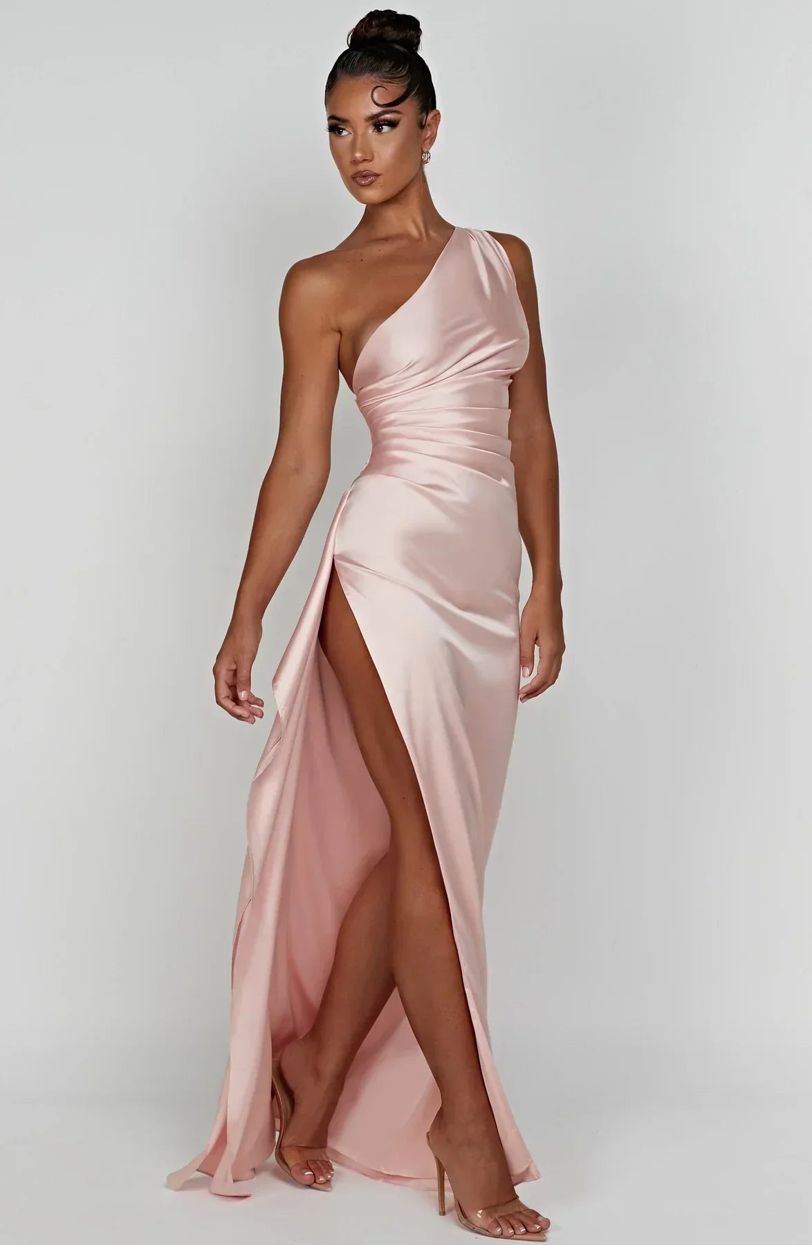 Estilo Seductor – Amora | Seductor vestido de satén partido con un hombro