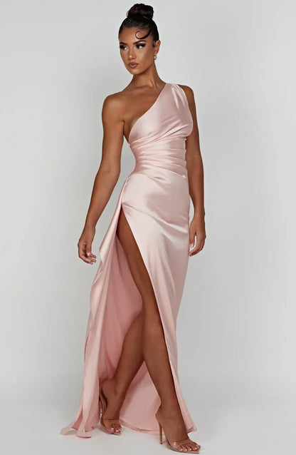 Estilo Seductor – Amora | Seductor vestido de satén partido con un hombro