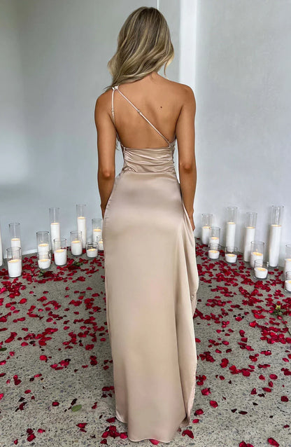 Estilo Seductor – Amora | Seductor vestido de satén partido con un hombro