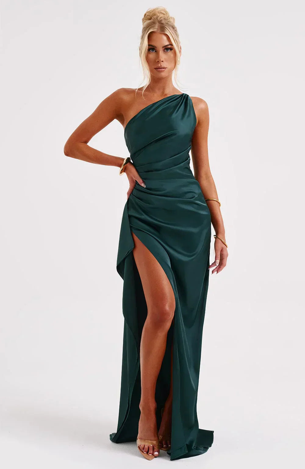 Estilo Seductor – Amora | Seductor vestido de satén partido con un hombro