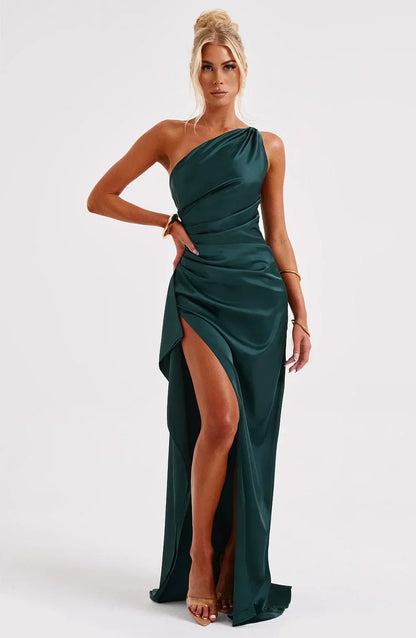 Estilo Seductor – Amora | Seductor vestido de satén partido con un hombro