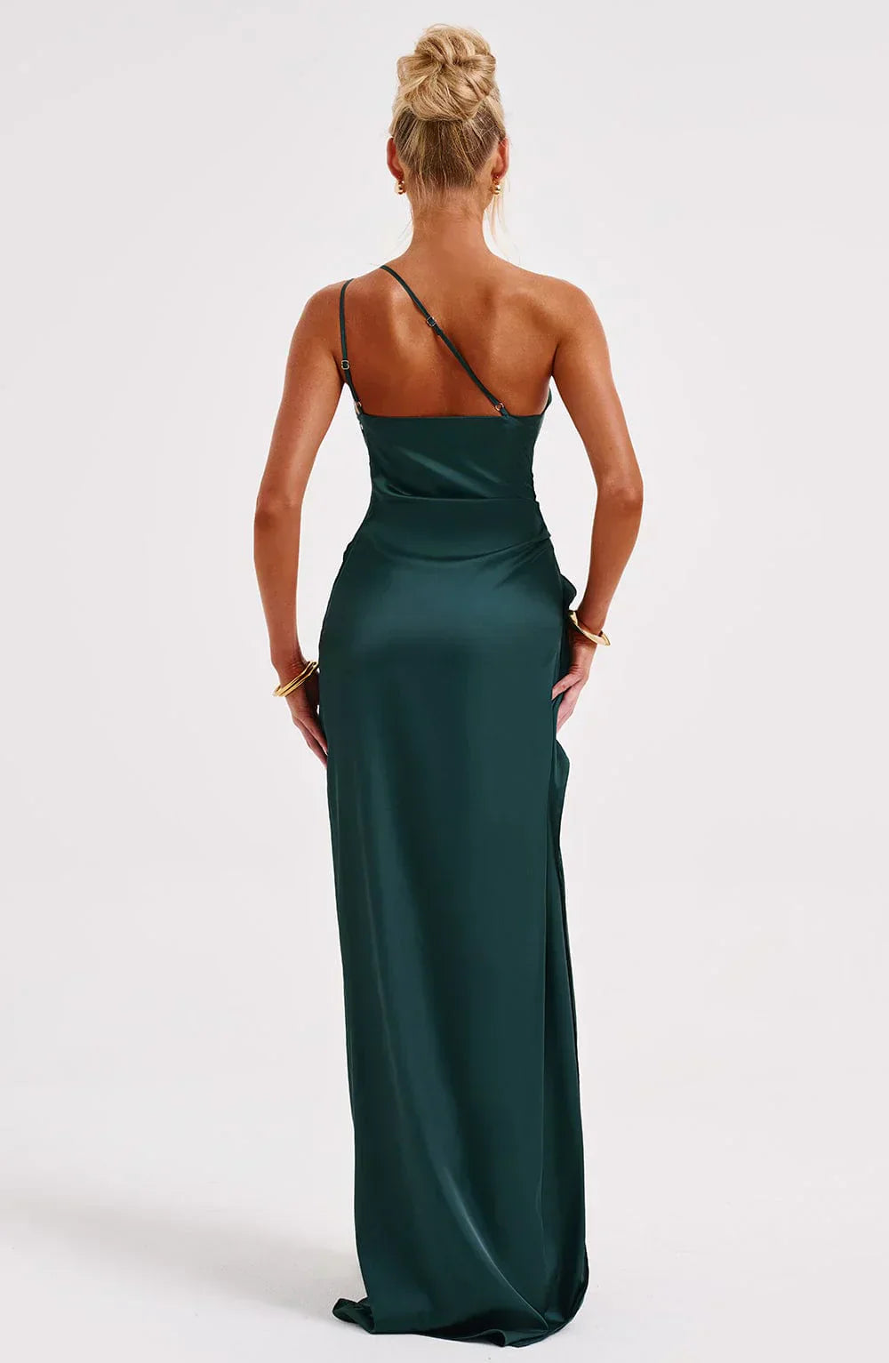 Estilo Seductor – Amora | Seductor vestido de satén partido con un hombro