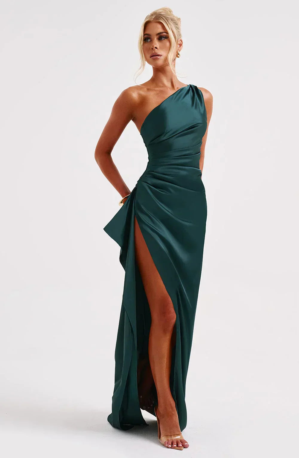 Estilo Seductor – Amora | Seductor vestido de satén partido con un hombro