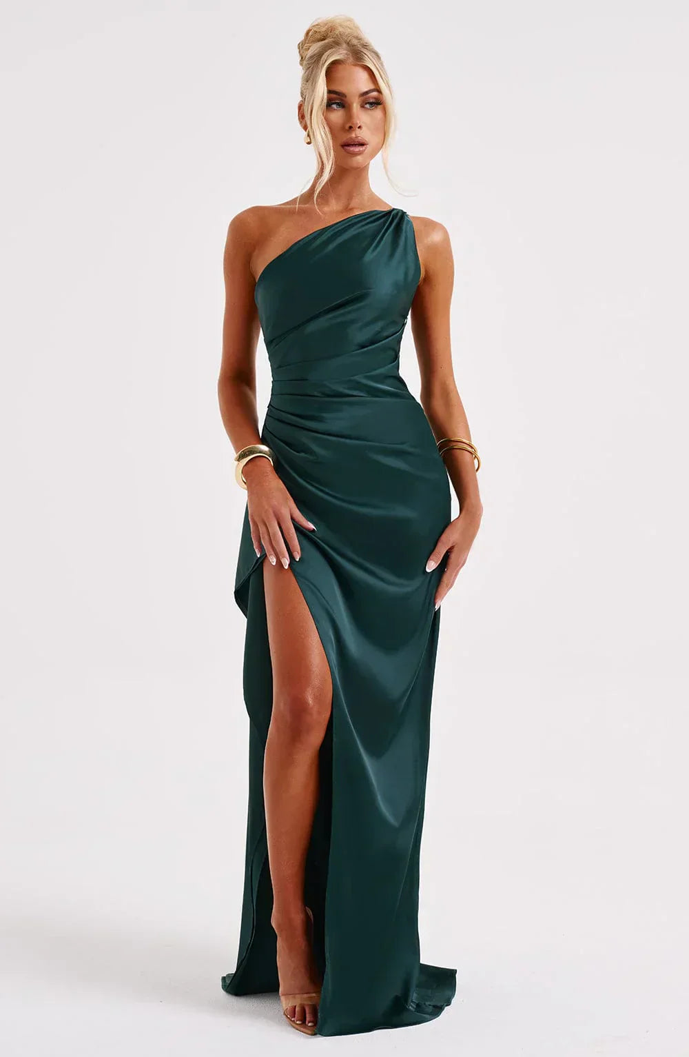 Estilo Seductor – Amora | Seductor vestido de satén partido con un hombro