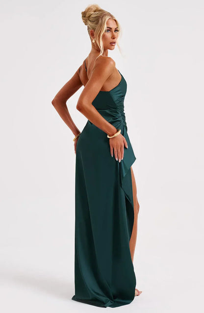 Estilo Seductor – Amora | Seductor vestido de satén partido con un hombro